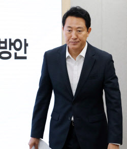 [포토] 브리핑룸 나서는 오세훈 시장                                                                                                                                                                      