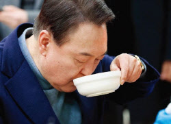 尹의 기미상궁 경호처, 매 끼니 독극물 검사