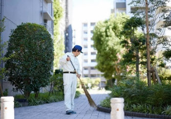“월급보다 30배 더 벌었지만”…50대 청소부, 뜻밖의 수입원