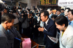 [포토]추석 인사하는 정청래 더불어민주당 대표                                                                                                                                                            