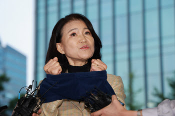 "말 안 듣는다고 수갑을"…명절 앞 이진숙 전격 체포, 수사 속도(종합)