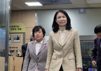 ‘선거법 위반’ 이진숙, 석방…“대통령 비위 거스르면 당신도 유치장行”(종합)