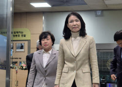 ‘선거법 위반’ 이진숙, 석방…“대통령 비위 거스르면 당신도 유치장行”(종합)