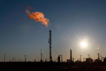 OPEC+, 11월 원유 생산 하루 13.7만배럴 증산…공급 과잉 우려 커진다