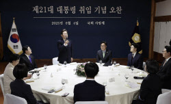 李대통령의 &apos;식사정치&apos;…비빔밥부터 대게까지, 이번 추석엔?