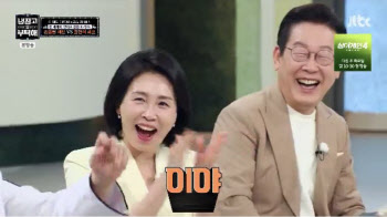 &apos;좌우 소금 대통합&apos;에 李대통령 부부 폭소..."국산으로" 강조