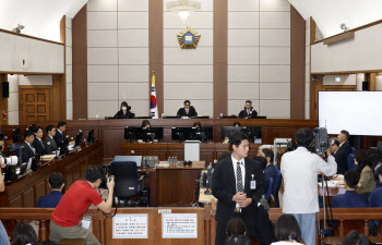특검이 쏘아올린 &apos;재판 중계&apos;… 알 권리냐, 여론재판이냐