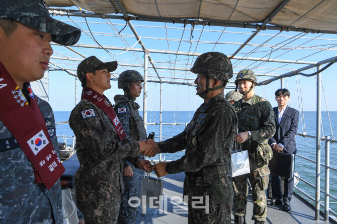 장병 격려하는 진영승 합참의장                                                                                                                                                                     