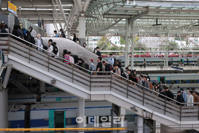일상을 향해 이동하는 시민들                                                                                                                                                                       