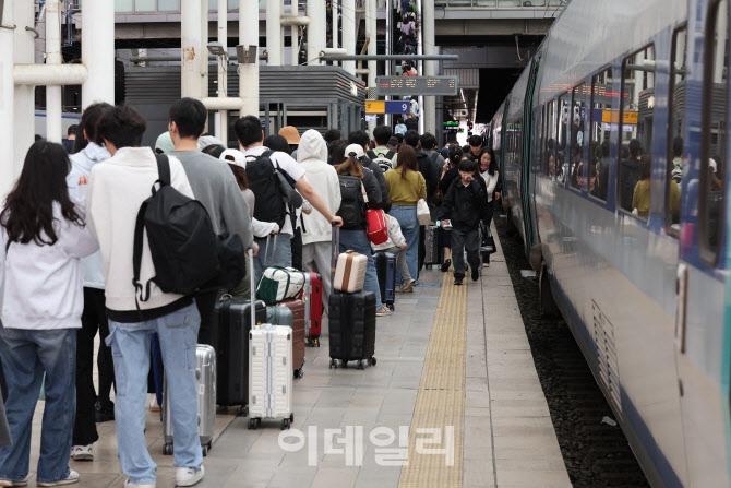 서울역 도착한 귀경객들                                                                                                                                                                            