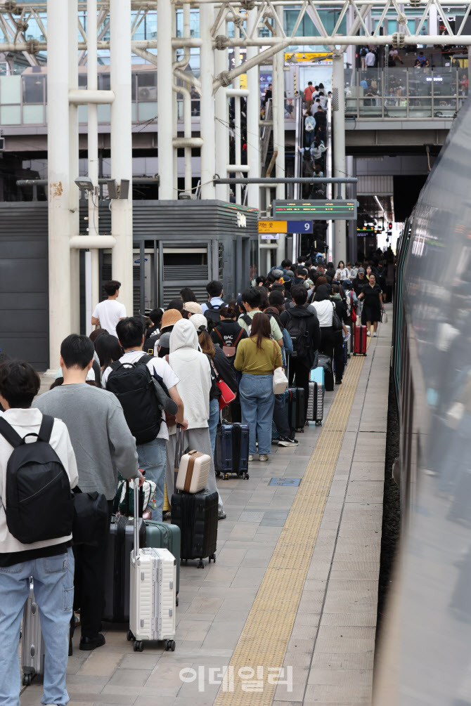이동하는 귀경객                                                                                                                                                                                   