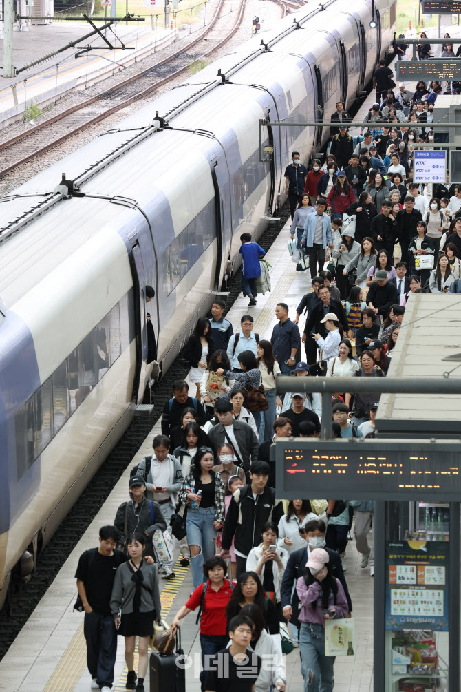귀경객들로 북적이는 서울역                                                                                                                                                                        