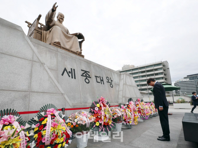 한글날 맞아 세종대왕 동상에 헌화하는 최휘영 문체부 장관                                                                                                                                           