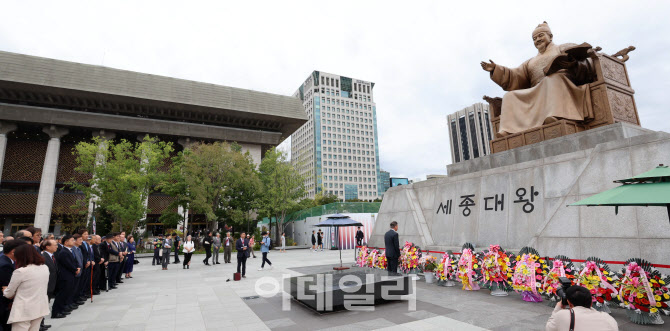 세종대왕 동상에 헌화하는 한글·국어 관련 단체 관계자들                                                                                                                                            