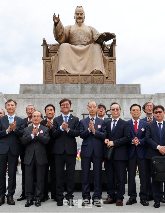 한글날 맞아 세종대왕 동상앞에 모인 최휘영 문체부 장관과 한글 관련 단체장들                                                                                                                        