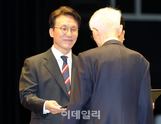 579돌 한글날 경축식에서 훈장 전달하는 김민석 총리                                                                                                                                                 