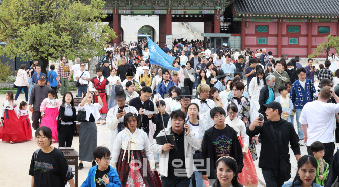 추석연휴 마지막날 인파로 북적이는 경복궁                                                                                                                                                          