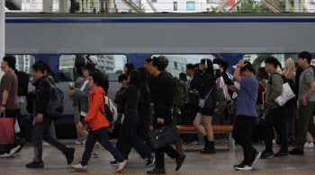 "이제 출근해야지"…긴 연휴 끝, 시민들 얼굴엔 `아쉬움 가득`