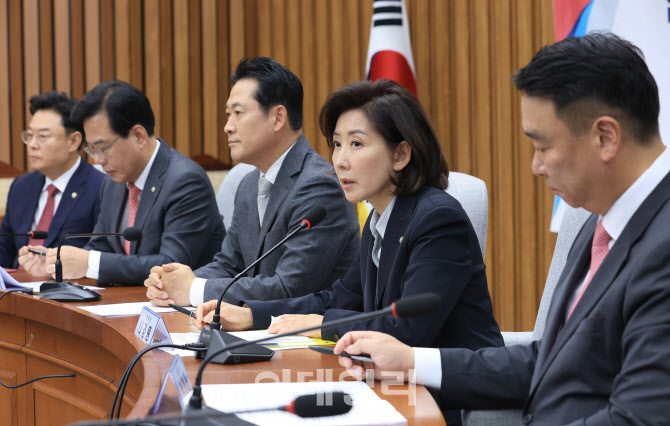 '발언하는 나경원 위원장'                                                                                                                                                                