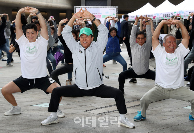  준비체조하는 오세훈 시장                                                                                                                                                                         