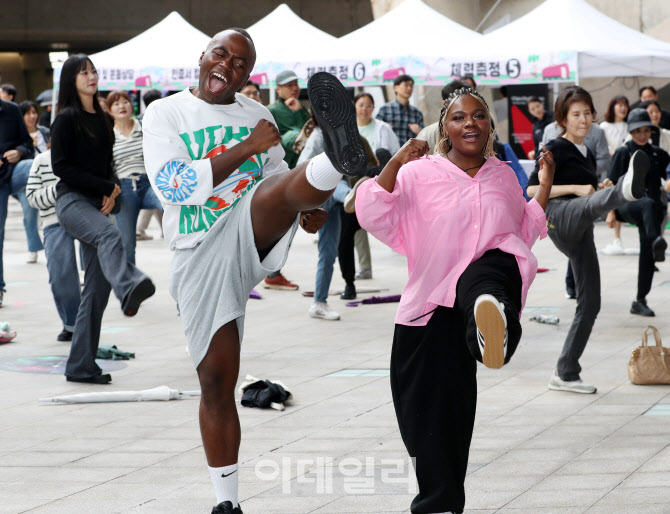  '한가위  확.찐.살. 확빼기 챌린지' 참석한 조나단 남매                                                                                                                                   