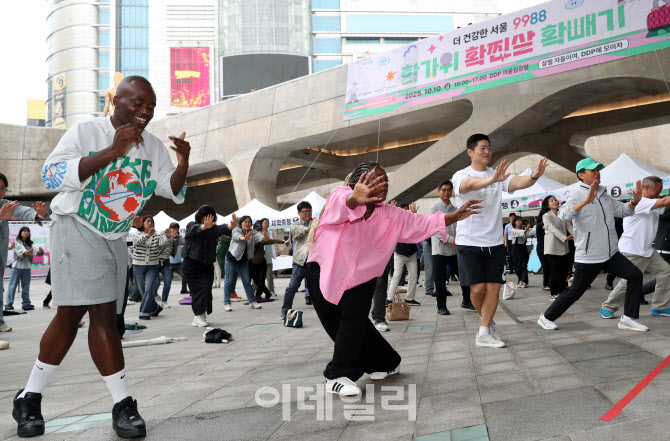  준비운동하는 조나단, 페트리샤 남매                                                                                                                                                               