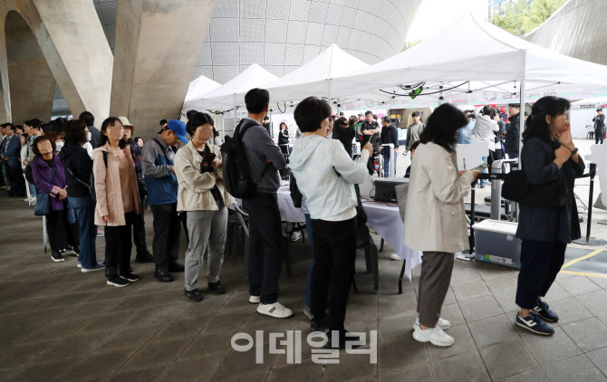  체력측정 대기하는 시민들                                                                                                                                                                         