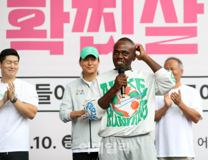  인사말하는 방송인 조나단                                                                                                                                                                         