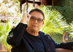 “은행 예금은 손실”…비트코인·금 모으라는 ‘부자 아빠’