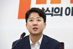 이준석 “李 대통령, ‘돈 주는 윤석열’ 길 걷고 있어”