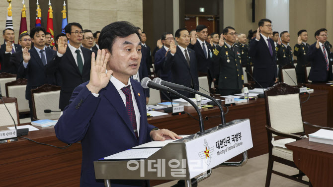 증인선서 하는 안규백 국방부 장관                                                                                                                                                                  