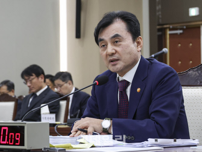 질문에 답하는 안규백 장관                                                                                                                                                                         