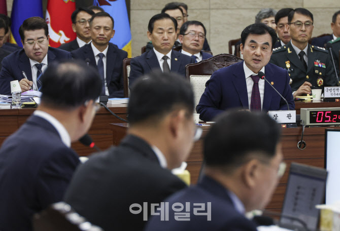 질의에 답하는 안규백 국방부 장관                                                                                                                                                                  