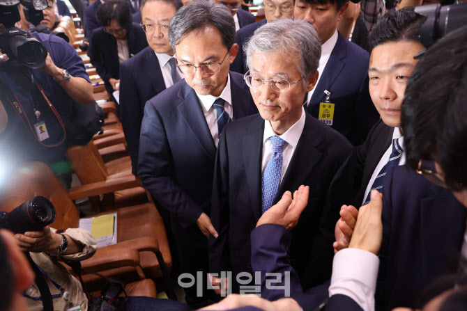 '이석하는 조희대 대법원장'                                                                                                                                                              