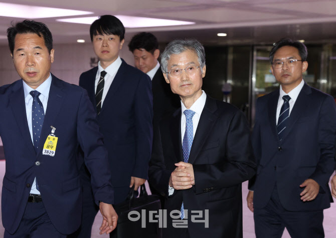 '차량 기다리는 조희대 대법원장'                                                                                                                                                         