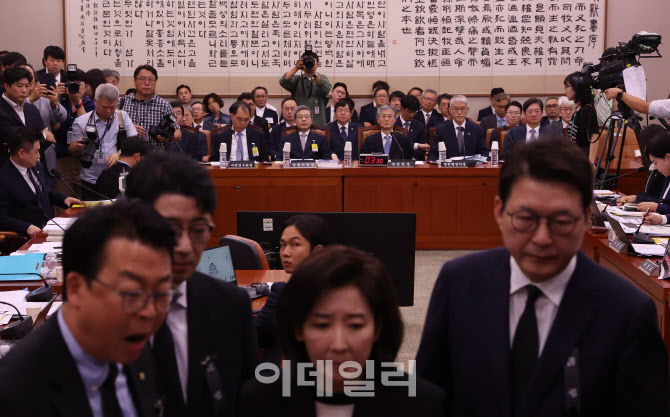 조희대 대법원장 국감 출석, '추미애 위원장에게 항의하는 국민의힘'                                                                                                                        