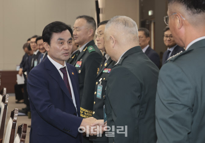 국방부 관계자들과 악수하는 안규백 장관                                                                                                                                                            