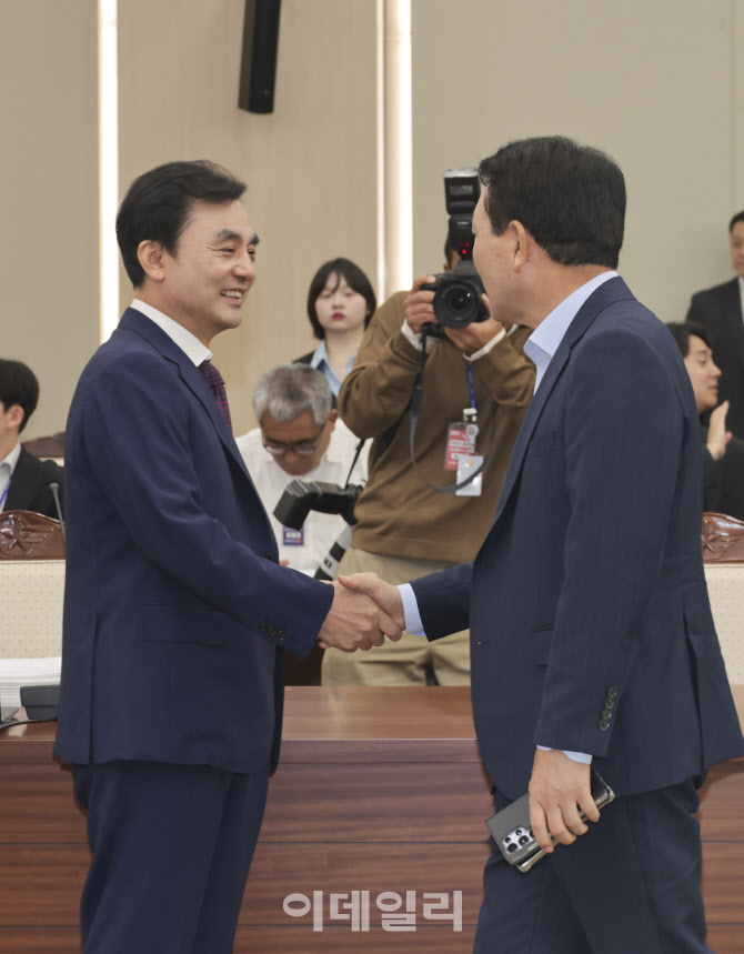 인사 나누는 안규백 장관-성일종 위원장                                                                                                                                                             