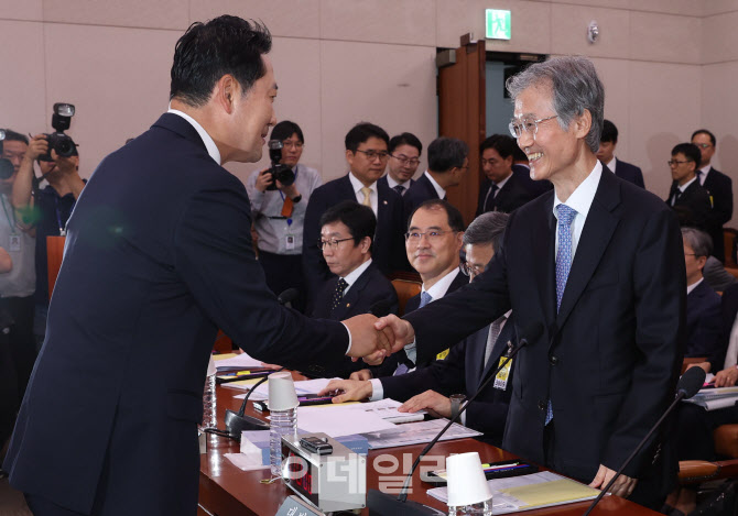 법사위 국정감사, '반갑게 인사하는 조희대-장동혁'                                                                                                                                        