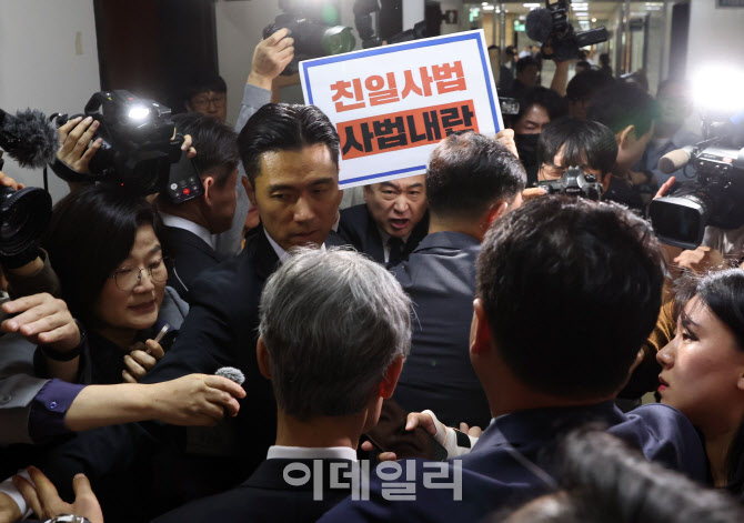 '조희대 대법원장에 항의하는 최혁진 의원'                                                                                                                                                