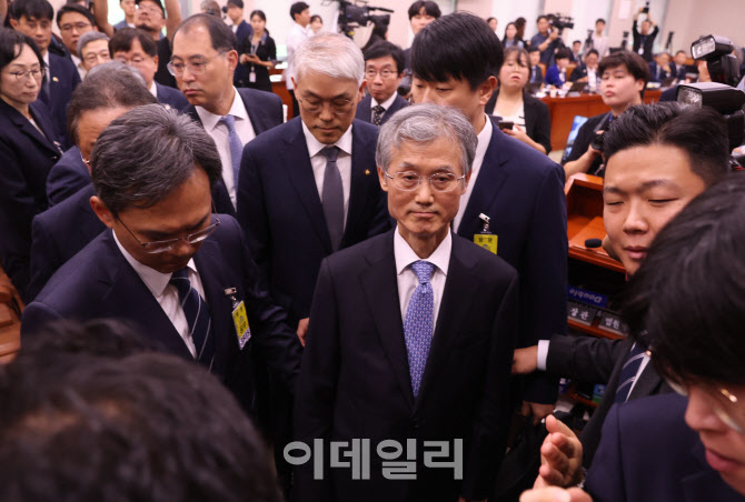 법사위 국정감사, '회의실 나가는 조희대 대법원장'                                                                                                                                        