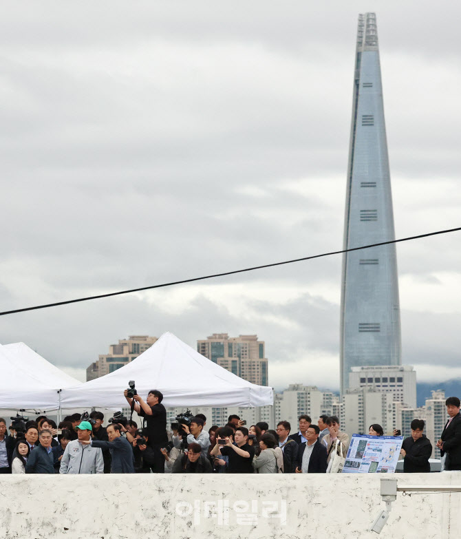  롯데타워가 보이는 은마아파트                                                                                                                                                                     