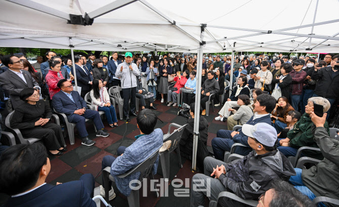  은마아파트 주민과 대화하는 오세훈 서울시장 