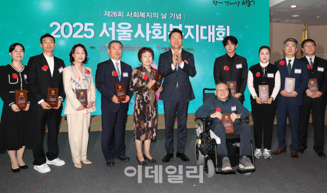  사회복지 유공자 표창하는 오세훈 시장 