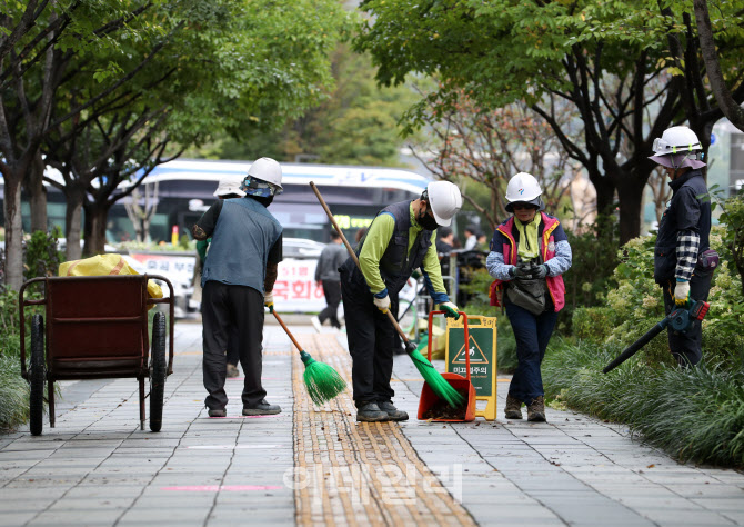  젖은 낙엽 제거                                                                                                                                                                                   