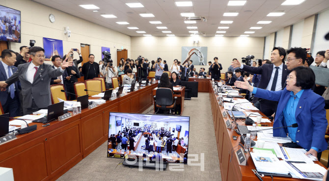 '고성 오고 가는 국정감사'                                                                                                                                                               