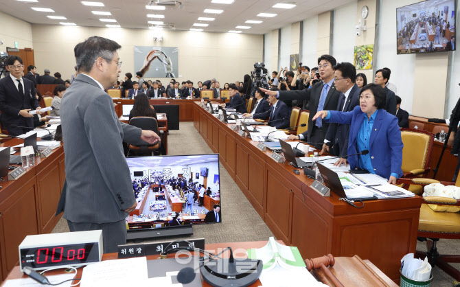 여야 설전에 '감사중지'