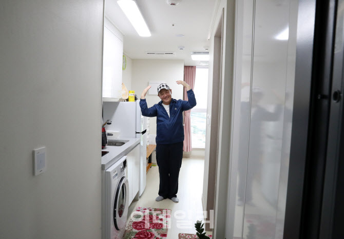  해든센터 입주한 쪽방촌 주민의 손님맞이 모습                                                                                                                                                      