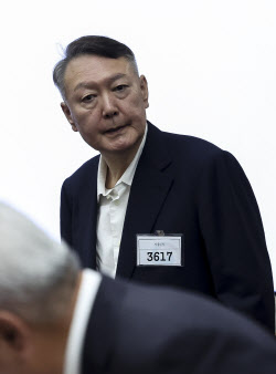 내란특검, 외환 혐의 체포영장 집행 시도에…尹 &apos;자진출석&apos;