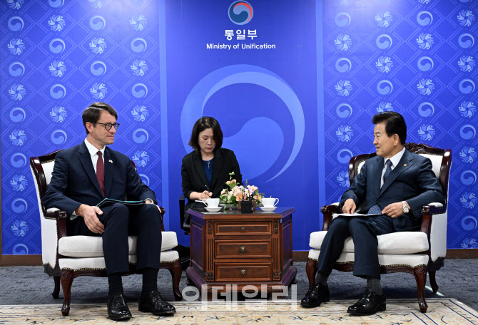 이야기 나누는 정동영 통일부 장관-주한프랑스대사                                                                                                                                                   